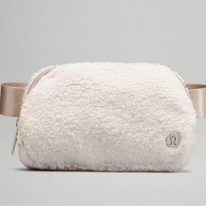 NWT Natural Ivory/Trench Fleece Everywhere belt bag